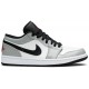 Jordan 1 Low 'Light Smoke Grey'
 Grigio Fumé Chiaro/Rosso Palestra/Bianco AJ 1 Scarpe 553558 030