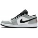 Jordan 1 Low 'Light Smoke Grey'
 Grigio Fumé Chiaro/Rosso Palestra/Bianco AJ 1 Scarpe 553558 030