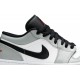 Jordan 1 Low 'Light Smoke Grey'
 Grigio Fumé Chiaro/Rosso Palestra/Bianco AJ 1 Scarpe 553558 030