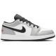 Jordan 1 Low GS 'Light Smoke Grey'
 Grigio Fumé Chiaro/Rosso Palestra/Bianco AJ 1 Scarpe 553560 030