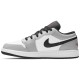 Jordan 1 Low GS 'Light Smoke Grey'
 Grigio Fumé Chiaro/Rosso Palestra/Bianco AJ 1 Scarpe 553560 030