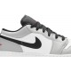 Jordan 1 Low GS 'Light Smoke Grey'
 Grigio Fumé Chiaro/Rosso Palestra/Bianco AJ 1 Scarpe 553560 030