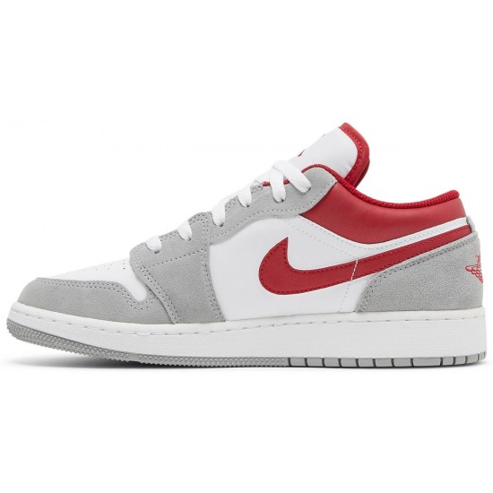 Jordan 1 Low SE GS 'Light Smoke Grey Gym Red'
 Grigio Fumé Chiaro/Rosso Palestra/Bianco AJ 1 Scarpe DM0589 016