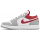 Jordan 1 Low SE GS 'Light Smoke Grey Gym Red'
 Grigio Fumé Chiaro/Rosso Palestra/Bianco AJ 1 Scarpe DM0589 016