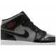 Jordan 1 Mid GS 'Shadow'
 Nero/grigio particellare/bianco/rosso palestra AJ 1 Scarpe 554725 096