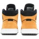 Donne Jordan 1 Mid SE 'Desert Ochre'
 Ocra del deserto/Ocra del deserto/Nero AJ 1 Scarpe DB5453 700