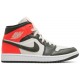 Donne Jordan 1 Mid SE 'Newsprint'
 Orewood chiaro marrone/cremisi brillante AJ 1 Scarpe DQ6078 100